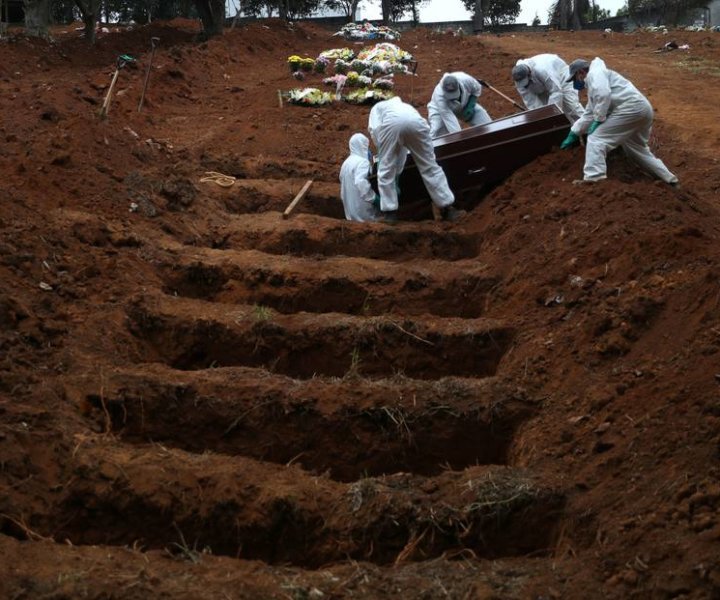 Gravediggers wearing protective suits bury the coffin of 48-years-old Jose Soares, who died from the coronavirus disease (COVID-19), at Sao Luiz cemetery, in Sao Paulo, Brazil, June 4, 2020. REUTERS/Amanda Perobelli
