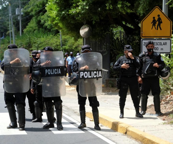 Nicaraguan police officers stand in formation as they block journalists working outside the house of opposition leader Cristiana Chamorro after prosecutors sought her arrest for money laundering and other crimes, according to judicial authorities, in Managua, Nicaragua June 2, 2021. REUTERS/Carlos Herrera - RC2DSN9OSY61