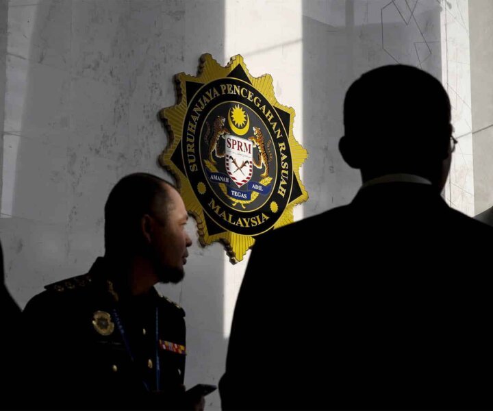 Malaysian Anti-Corruption Commission officers stand at the agency's headquarters ahead of the arrival of former Malaysian Prime Minister Najib Razak in Putrajaya, Malaysia, on Thursday, May 24, 2018. Najib is at the center of investigations looking into the Malaysian state investment fund known as 1MDB and whether it was used for embezzlement or money laundering. Photographer: Joshua Paul/Bloomberg via Getty Images